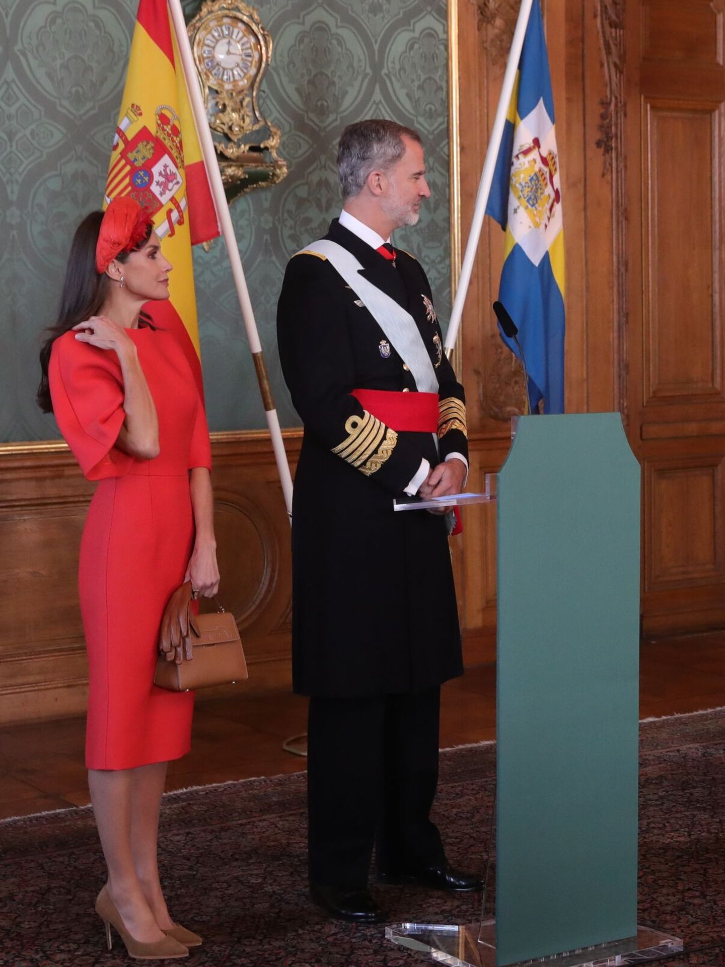 Los reyes Felipe y Letizia, durante la comparecencia de prensa. (EFE/Juanjo Martín)