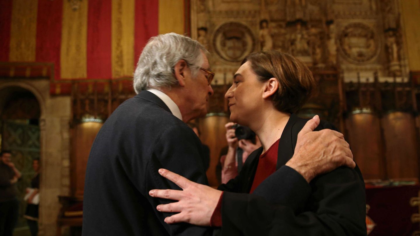 El exalcalde de Barcelona Xavier Trias, junto a la actual alcaldesa, Ada Colau. (EFE)