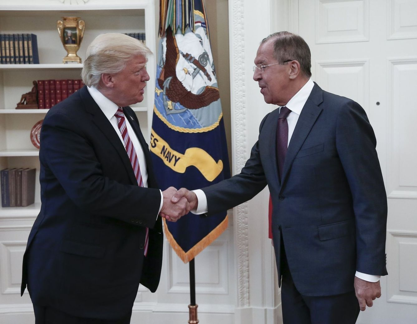 Donald Trump recibe al ministro ruso de Exteriores Serguéi Lavrov en la Casa Blanca en Washington, el 10 de mayo de 2017. (EFE)