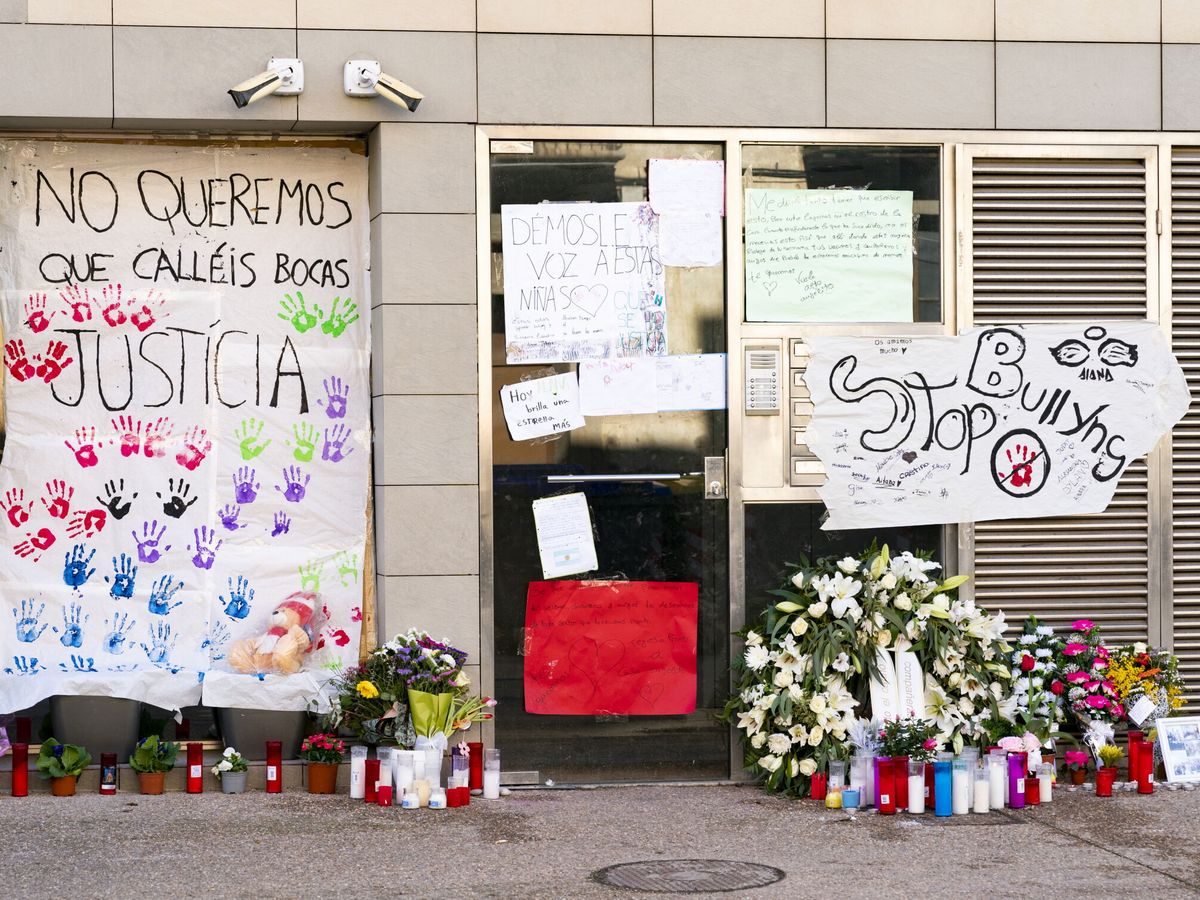 Foto: Velas, flores y pancartas en el domicilio de las gemelas que el pasado martes saltaron del balcón de su casa en Sallent (Barcelona). (EFE/Siu Wu)