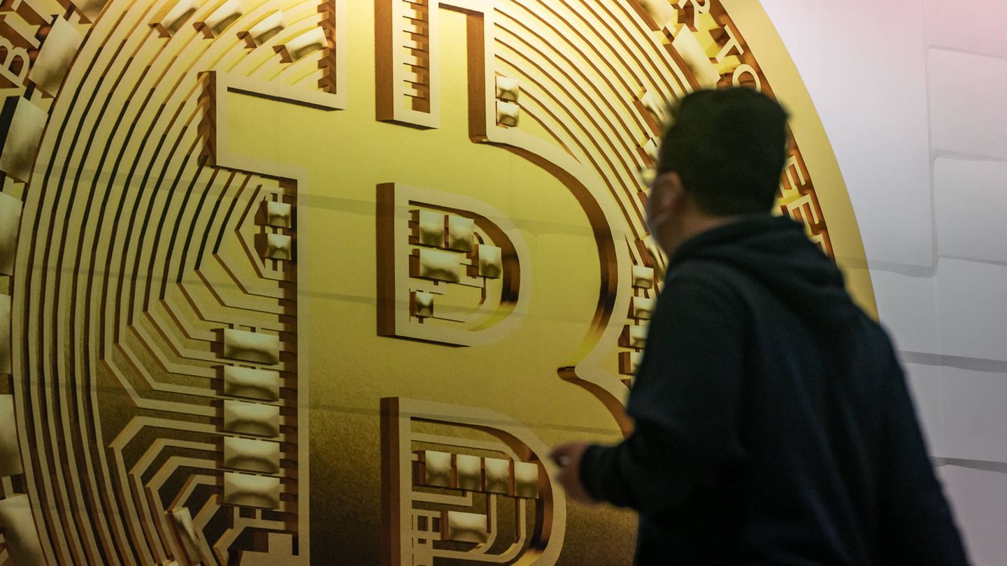 Un cartel publicitario de bitcoin. (Getty Images/Anthony Kwan)
