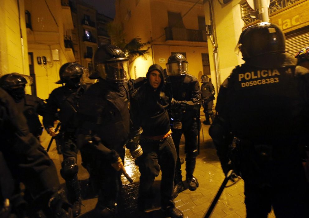 Foto: La Policía con uno de los detenidos (Reuters)