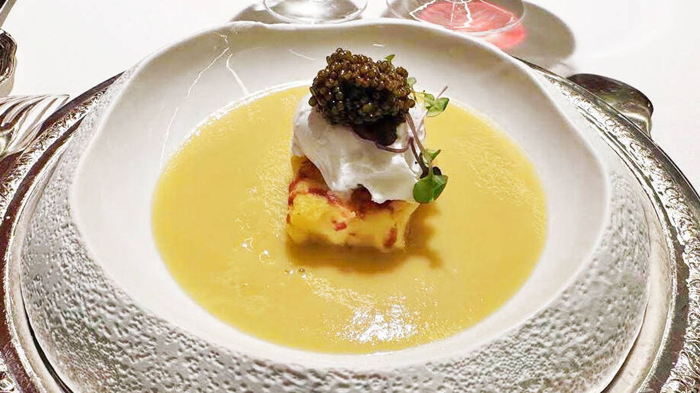 Patata, huevo escalfado y caviar en Zalacaín. (Rafael Ansón)