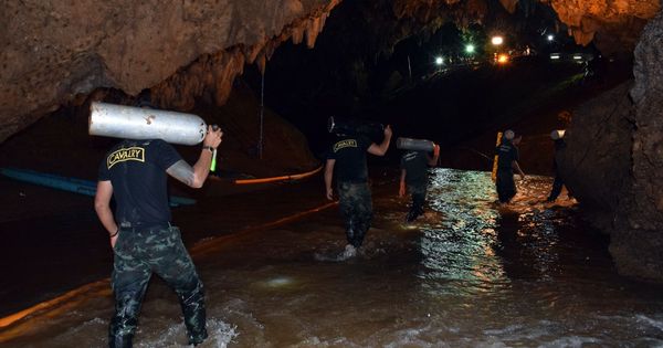 Foto: Un grupo de buzos intentando alcanzar la cueva en la que estaban atrapados los niños. (EFE)