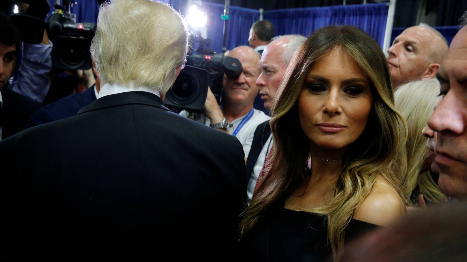 Foto: Melania Trump junto a su marido tras el segundo debate presidencial en Hempstead, Nueva York (Reuters).