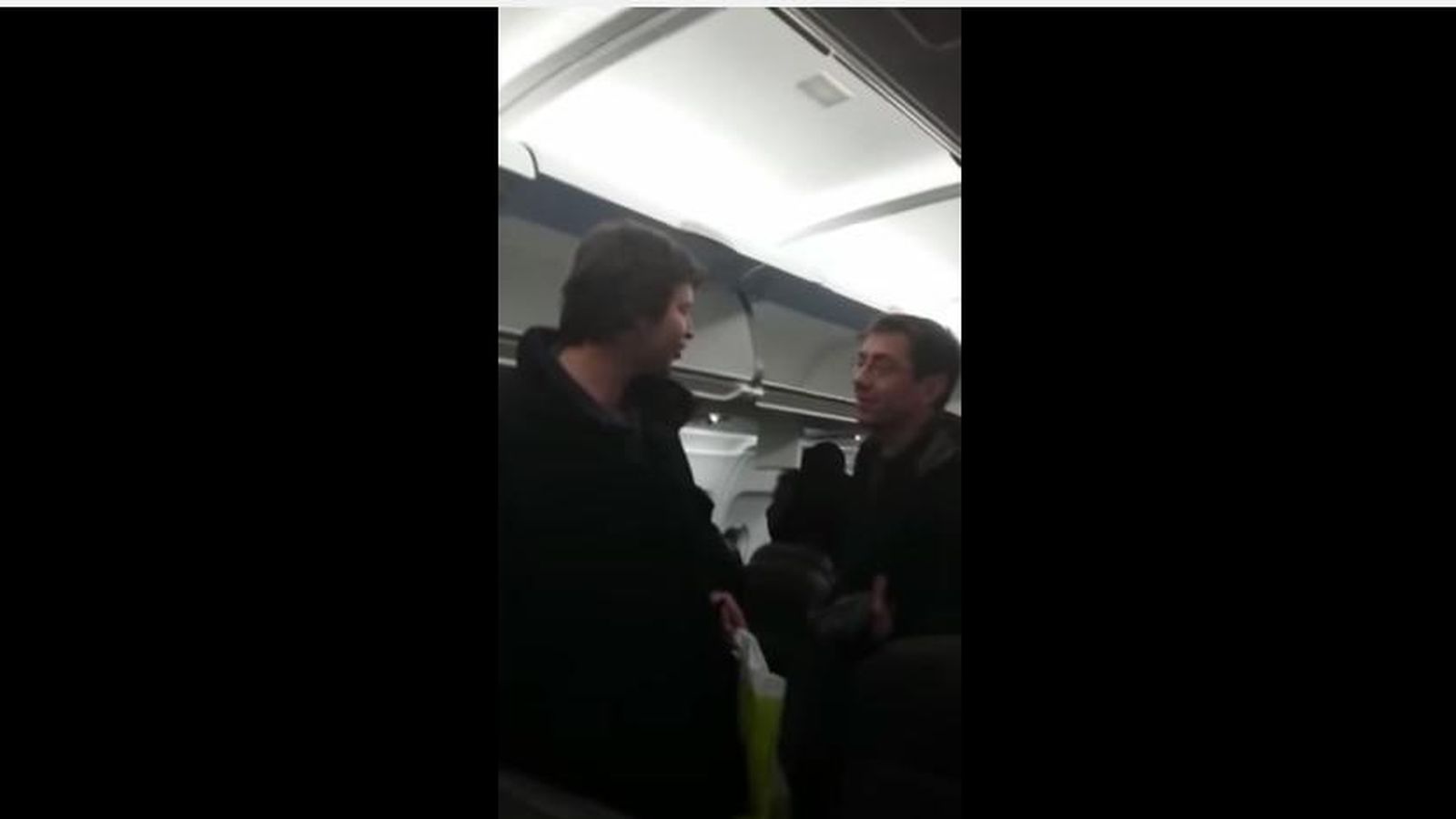 Foto: Monedero, preguntado por un pasajero a bordo de un avión sobre el motivo de su estancia en Suiza