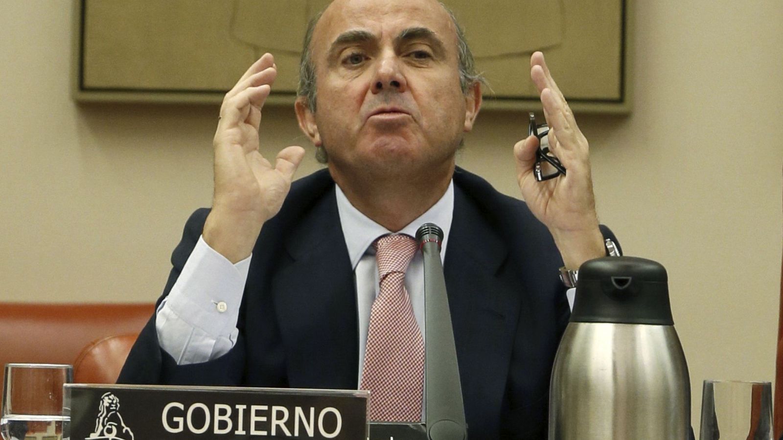 Foto: El ministro en funciones Luis de Guindos en la Comisión de Economía del Congreso de los Diputados. (EFE)