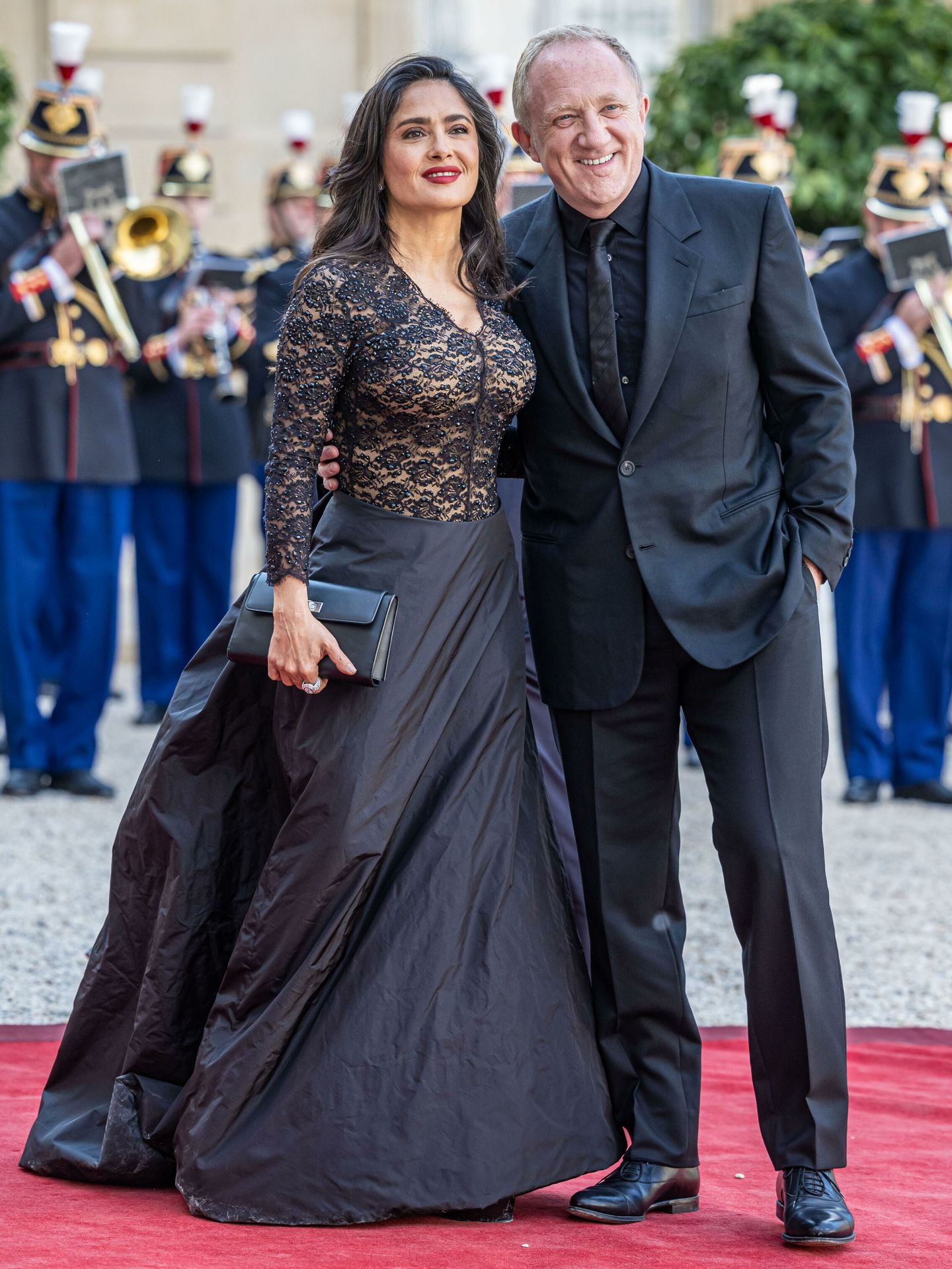 Salma Hayek y su marido, posando sonrientes a la entrada del Elíseo. (EFE)