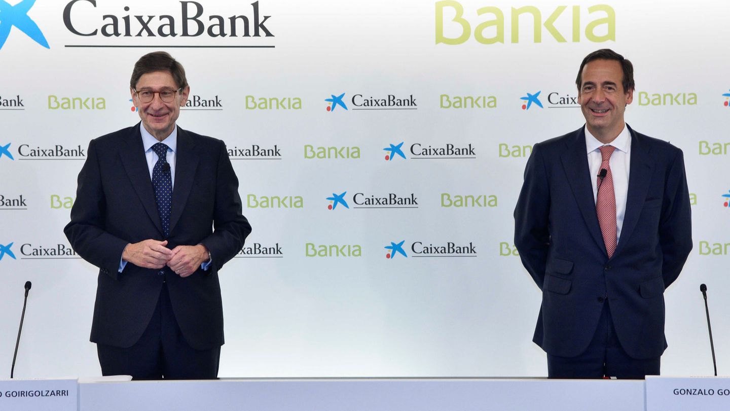 José Ignacio Goirigolzarri (i), presidente de Bankia, y Gonzalo Gortázar, CEO de CaixaBank. (EFE)