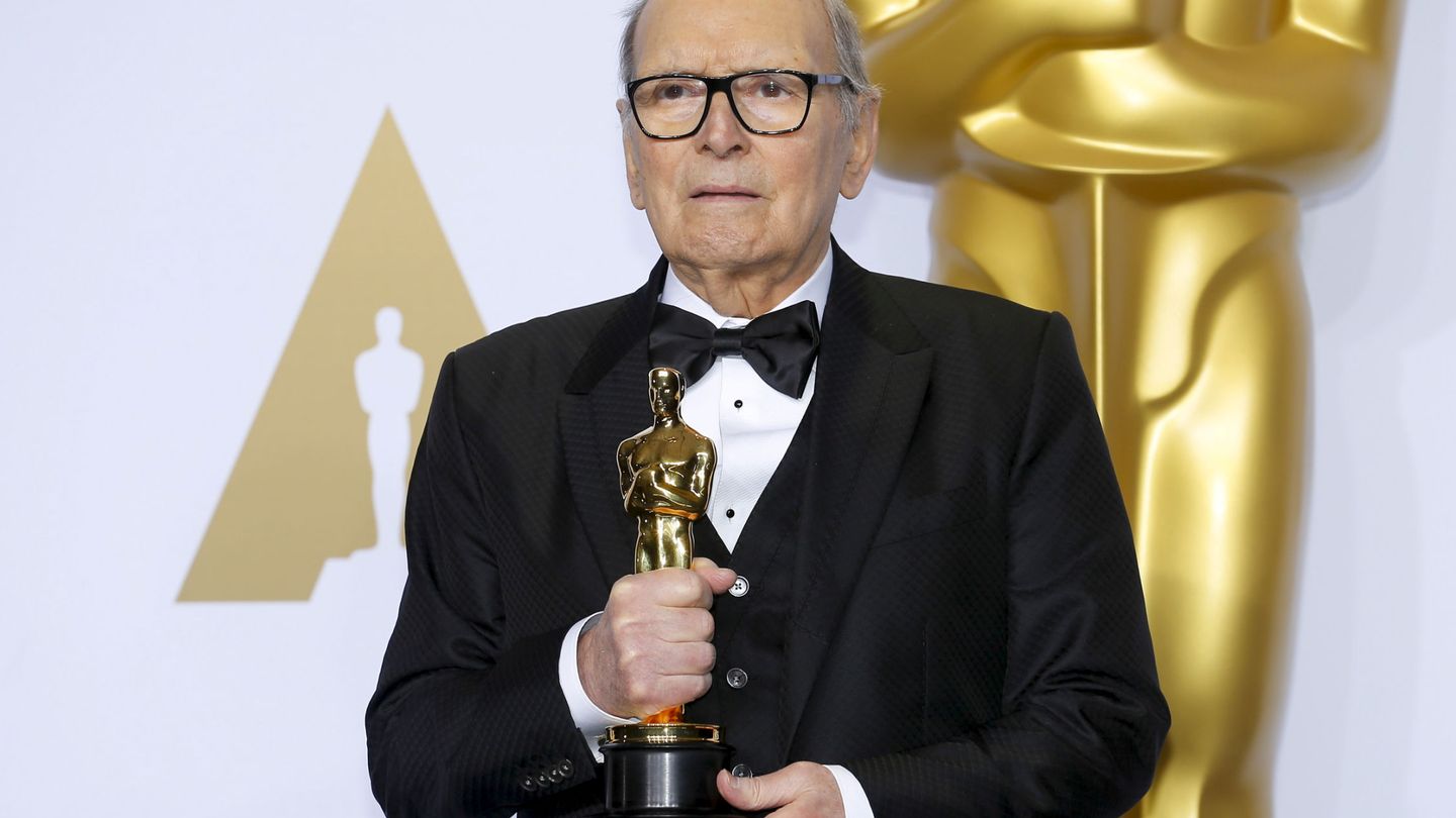 Morricone con su Oscar en 2016. (Reuters)