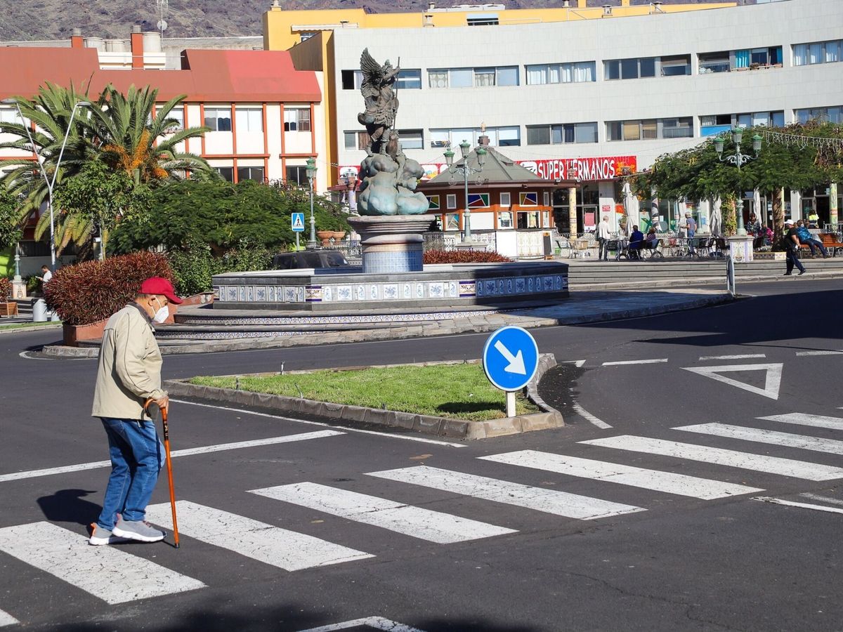 Foto: Anciano andando por la calle. (EFE/Luis G Morera)