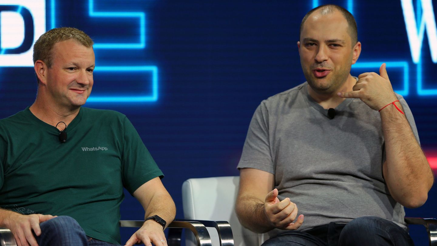 Los dos cofundadores de WhatsApp, Brian Acton (izquierda) y Jan Koum (derecha), en un evento en 2016. (Reuters)