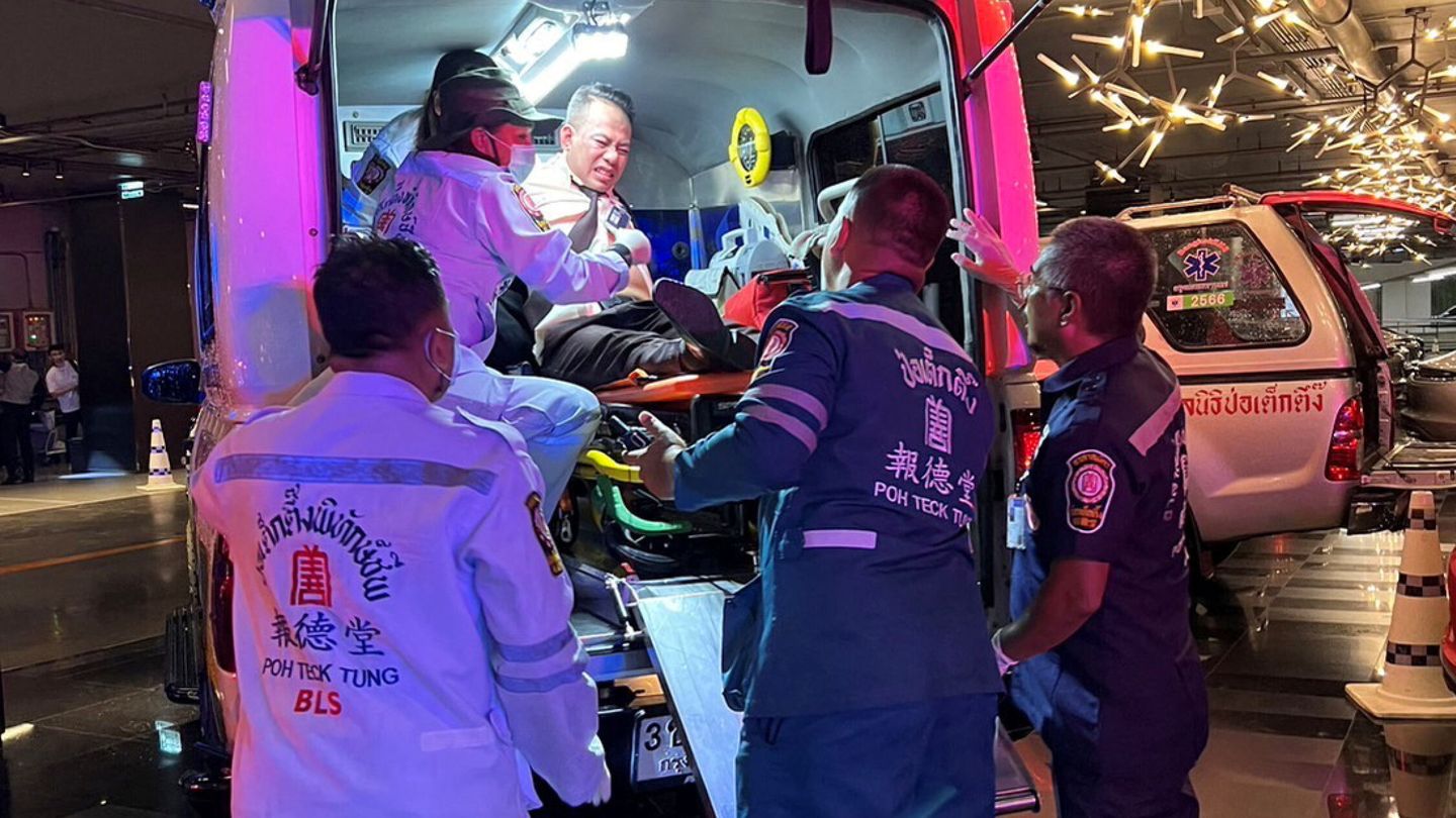 Una ambulancia atiende a uno de los heridos en el tiroteo. (Reuters)