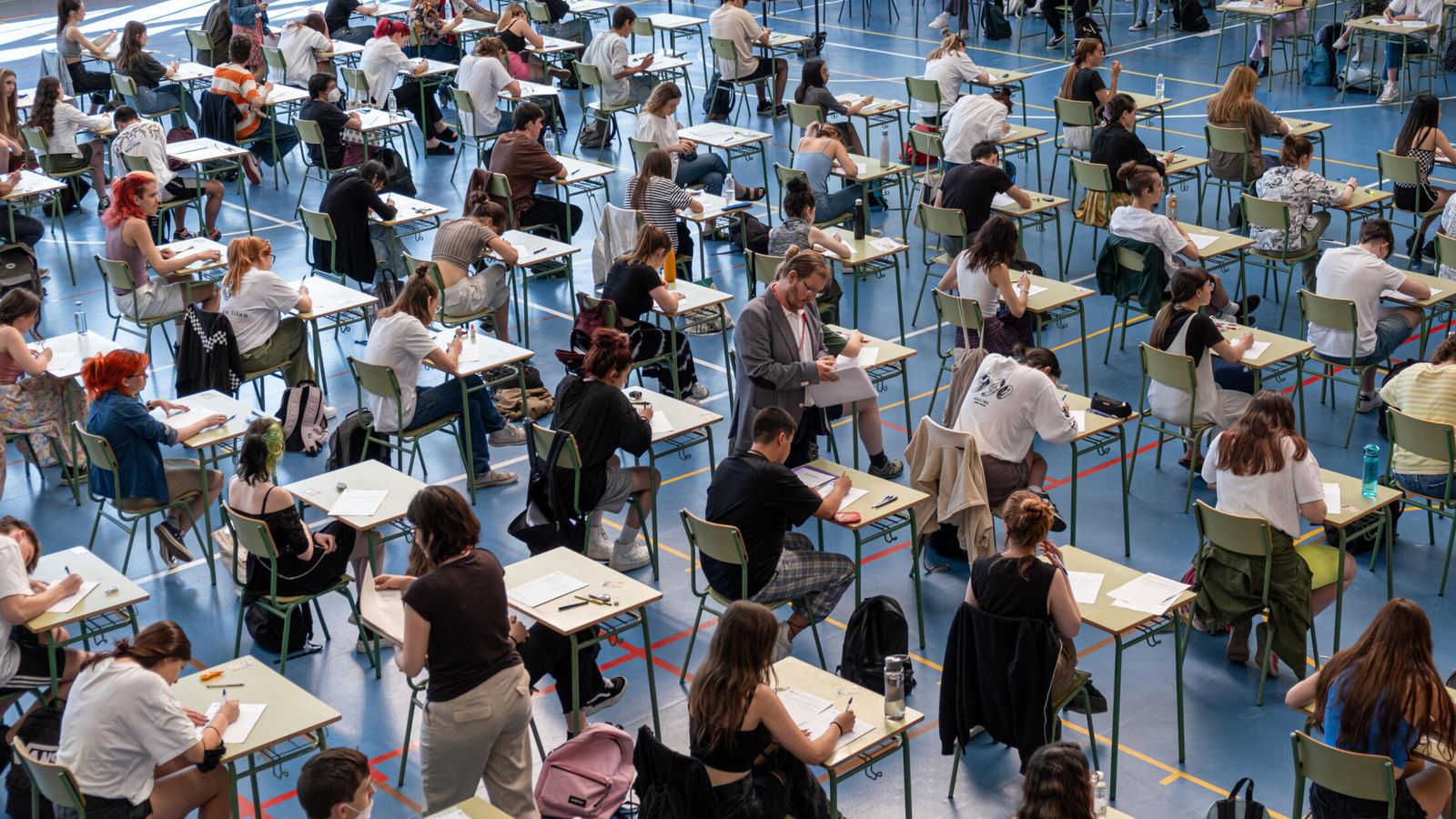 Alumnos en la prueba de la EBAU en la Universidad de La Rioja (Logroño). (EFE/Abel Alonso) 