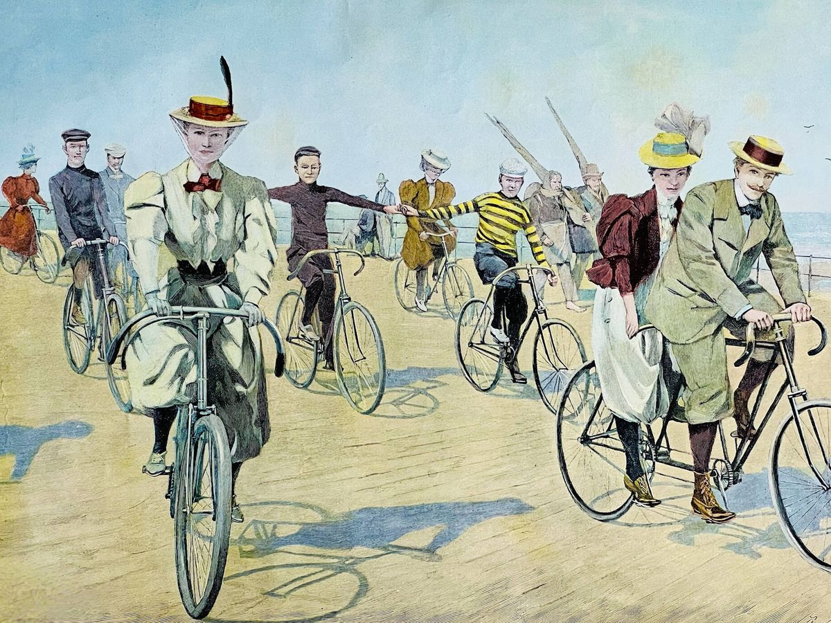 Foto: Ciclistas felices por el camino de la playa. (iStock)