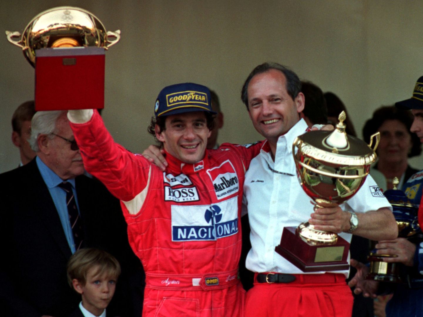 Ayrton Senna recibiendo el trofeo de campeón tras un Gran Premio. (Reuters)