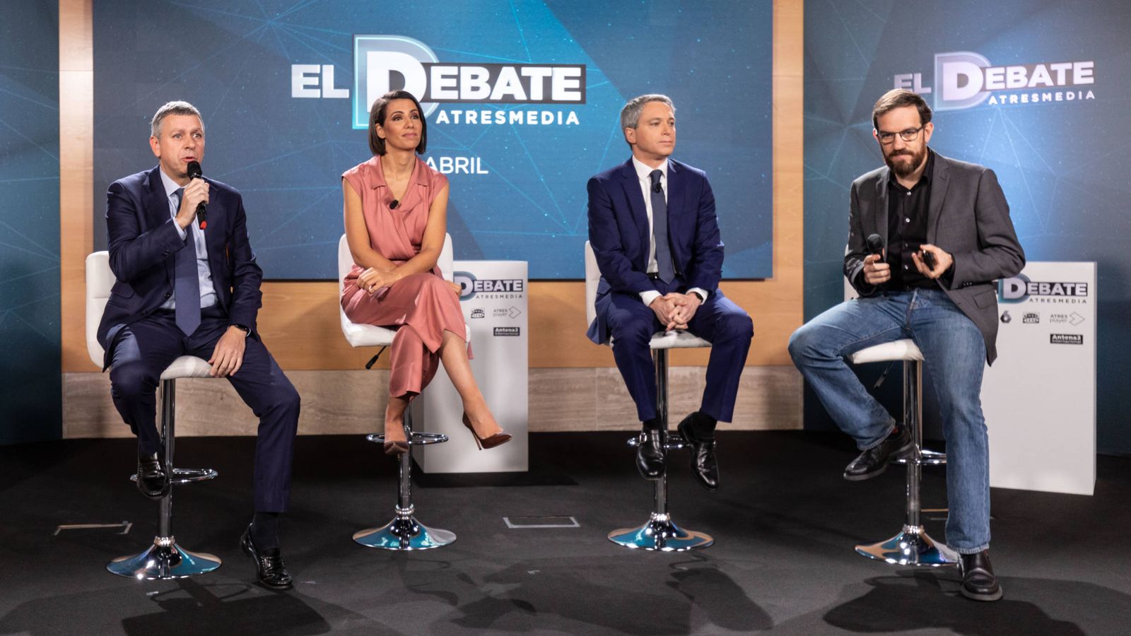 Foto: Santiago González, Ana Pastor, Vicente Vallés y César González Antón, el pasado 12 de abril en la presentación del debate electoral a cinco. (Atresmedia)