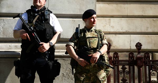 Foto: Un policía y una soldado montan guardia en Downing Street. (Reuters)