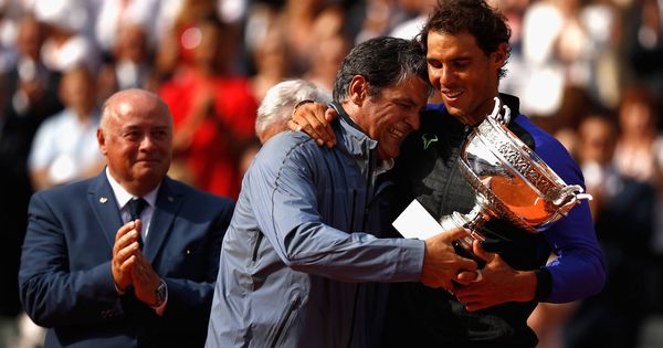 Foto: Toni y Rafa Nadal celebran el Roland Garros de 2017. (Reuters)