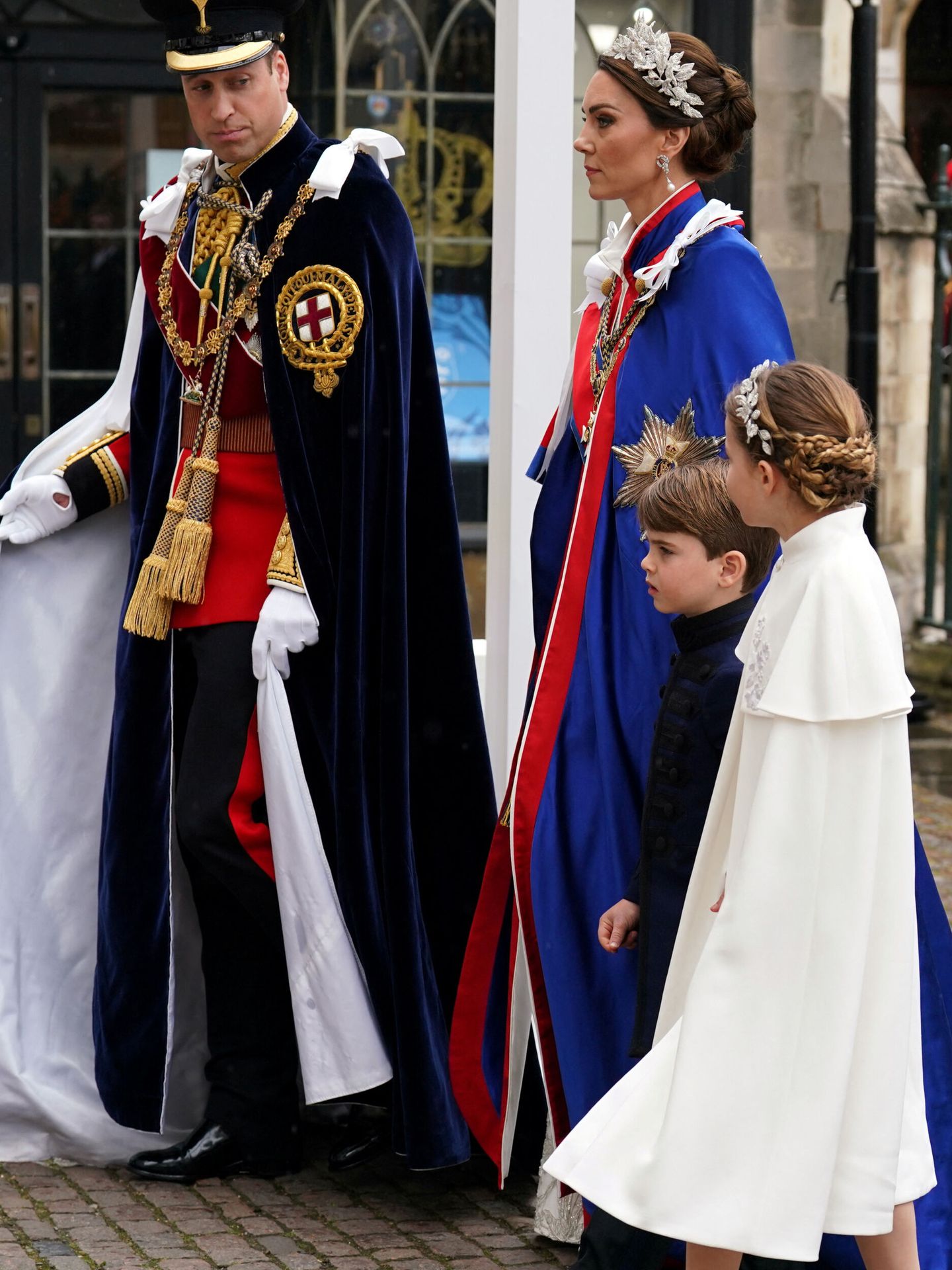Los príncipes de Gales, junto a sus dos hijos menores a su llegada a Westminster. (Reuters/Pool/Andrew Milligan)