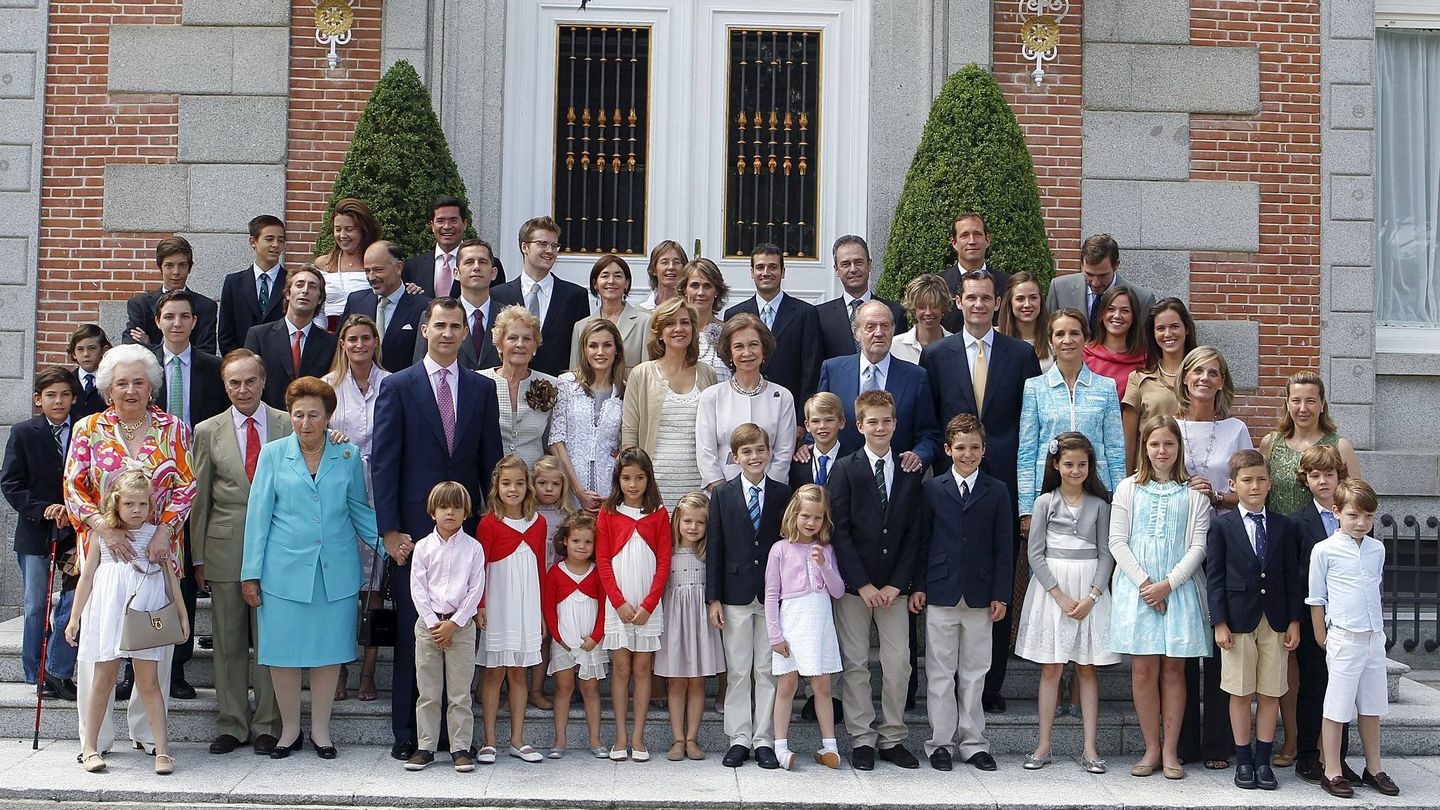 La familia Borbón y Urdangarin, en la comunión de Miguel, el hijo de la infanta Cristina. (Casa de S. M. el Rey)