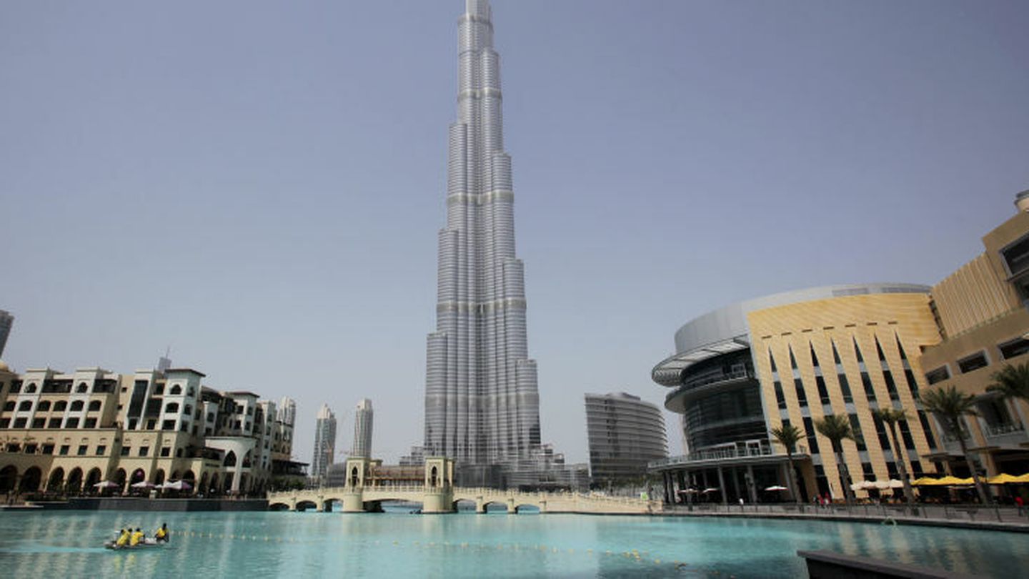 Un lago artificial en el Dubai Mall, frente al edificio Burj Khalifa (Reuters).