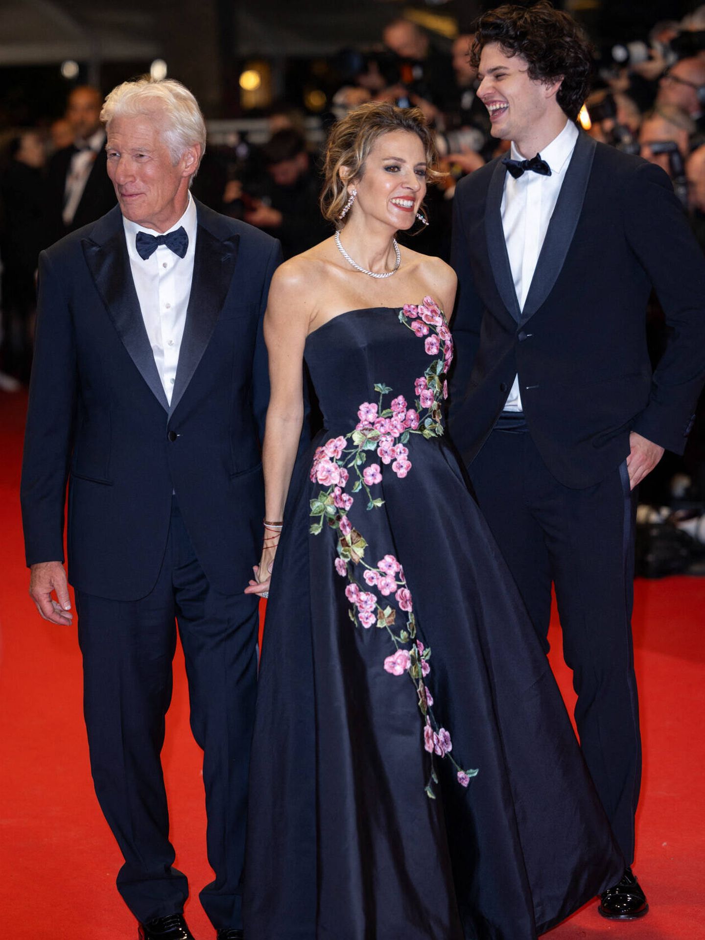 Richard Gere junto a su mujer, Alejandra, y su hijo mayor, Homer, en Cannes. (Gtres)
