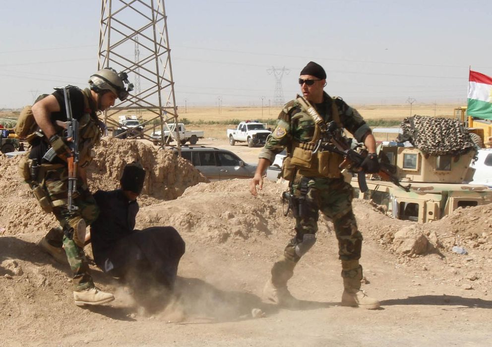 Foto: Personal de las fuerzas de seguridad kurdas detienen a un sospechoso de pertenecer al ISIS, en las afueras de Krkuk (Reuters). 