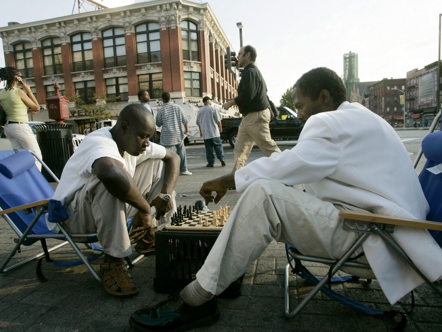 Dos hombres juegan al ajedrez en la Avenida Lennox, en Harlem, en 2006 (Reuters).