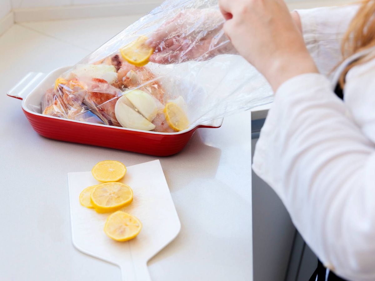Foto: Esto es lo que dice la ciencia sobre si es seguro o no cocinar alimentos en bolsas de plástico en el microondas. (Freepik)