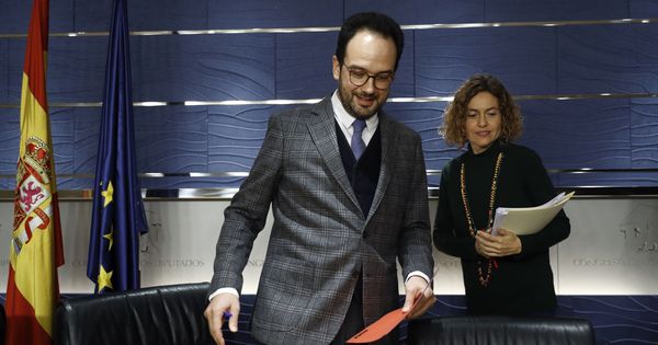 Foto: El portavoz socialista en el Congreso, Antonio Hernando, con la diputada Meritxell Batet, el pasado 13 de febrero. (EFE)
