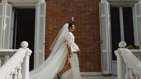 El vestido de novia de Irene: estilo vintage, mangas abullonadas y cola XL de tul