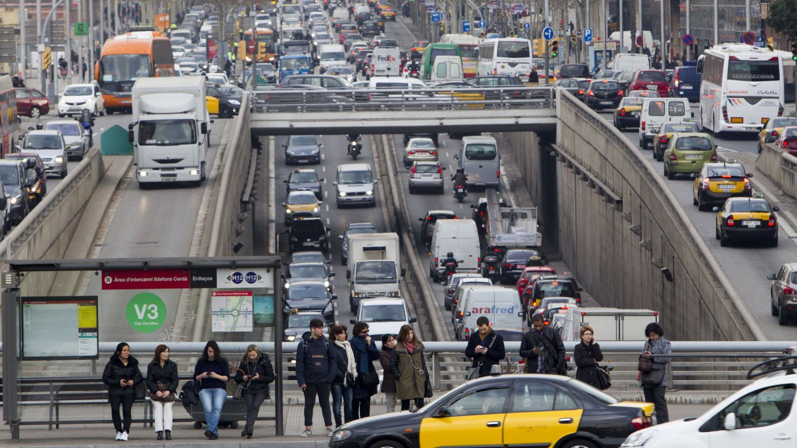 Foto: El tráfico, ayer, en Barcelona. (EFE)