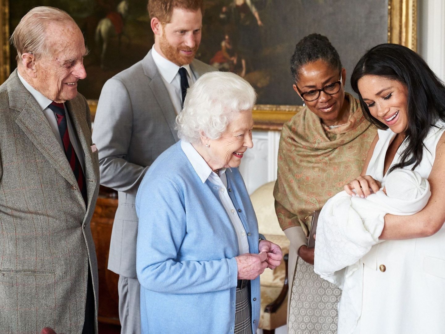 El príncipe Harry y Meghan Markle presentando a su hijo recién nacido, Archie Harrison Mountbatten-Windsor. (EFE)