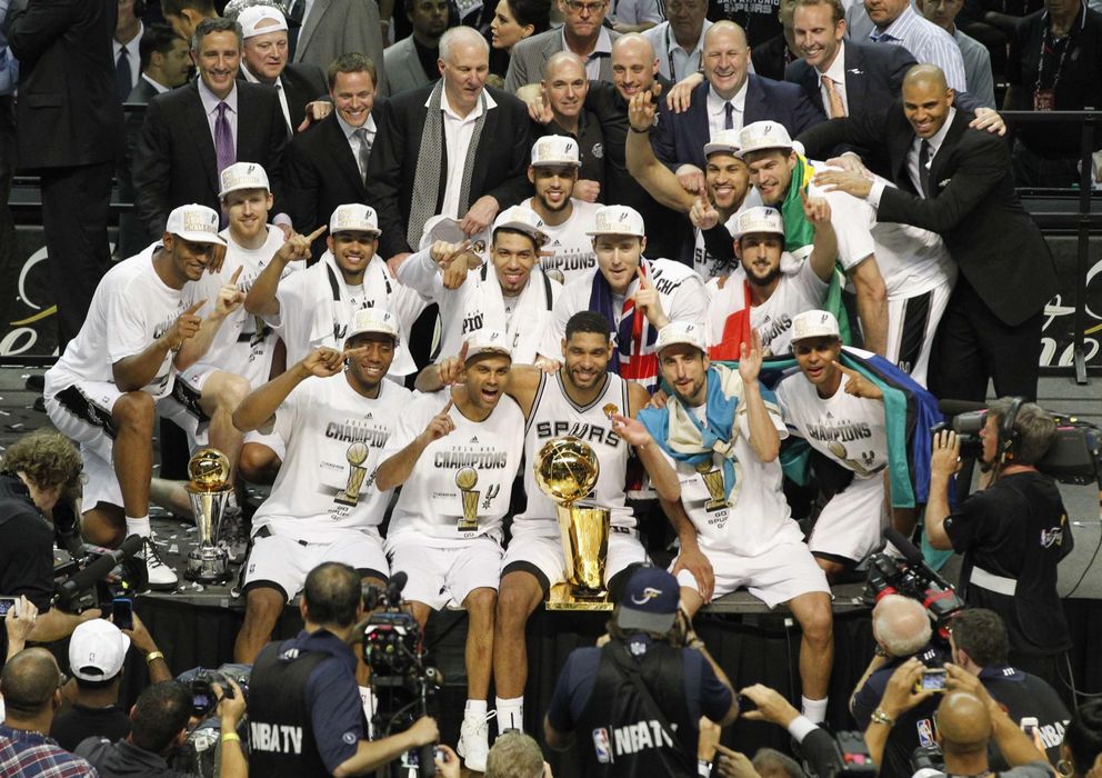 Foto: La plantilla de los Spurs posa radiante tras conseguir el quinto anillo de su historia. 