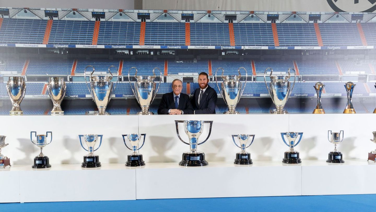 Sergio Ramos y Florentino Pérez, entre los trofeos conseguidos en el Real Madrid. 