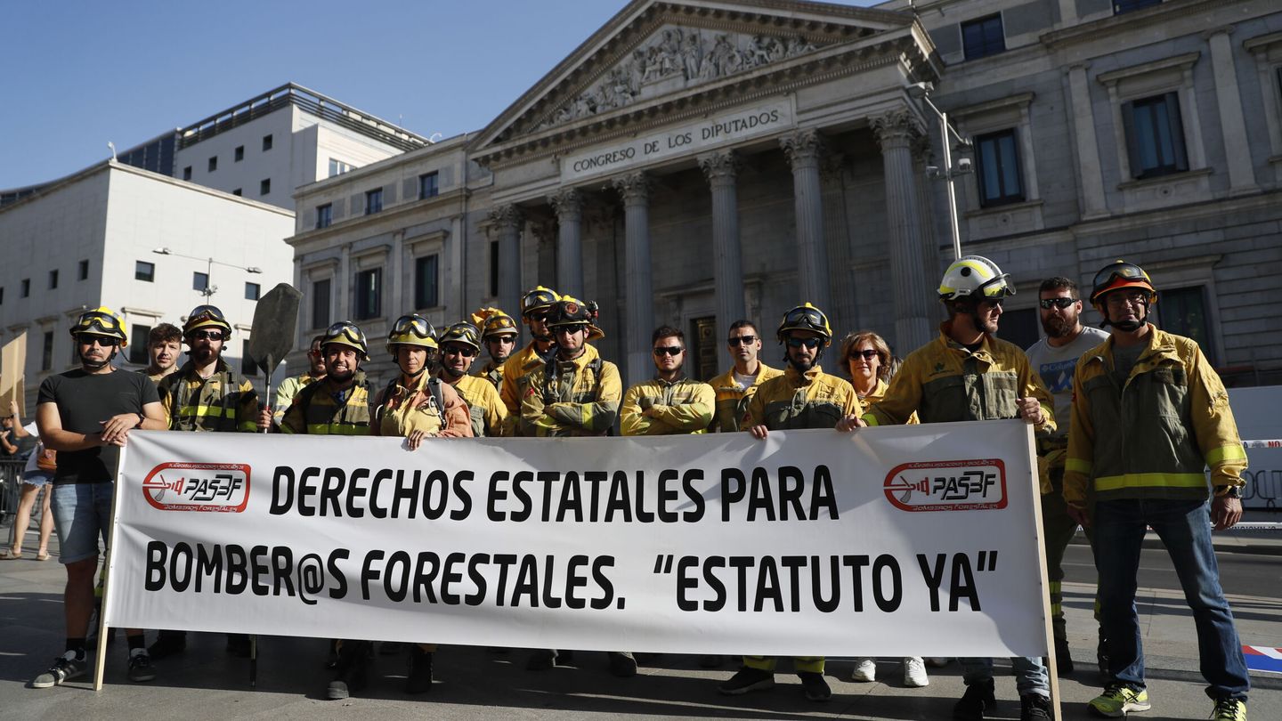 Concentración de bomberos forestales frente al Congreso. (EFE/Mariscal) 