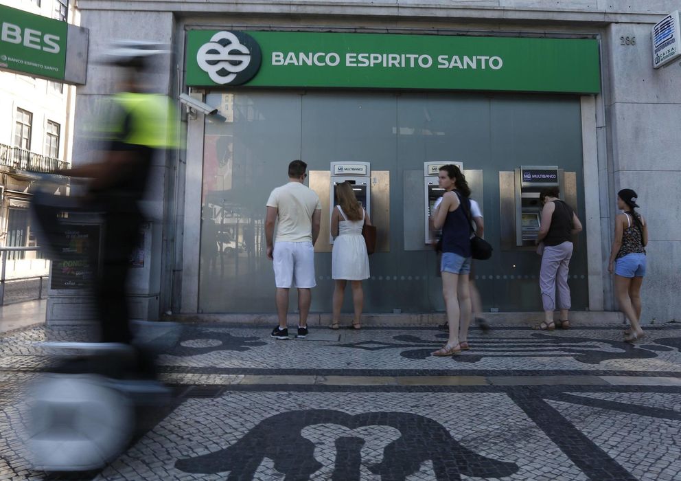 Foto: People use automated teller machines of portuguese bank banco espirito santo in downtown lisbon