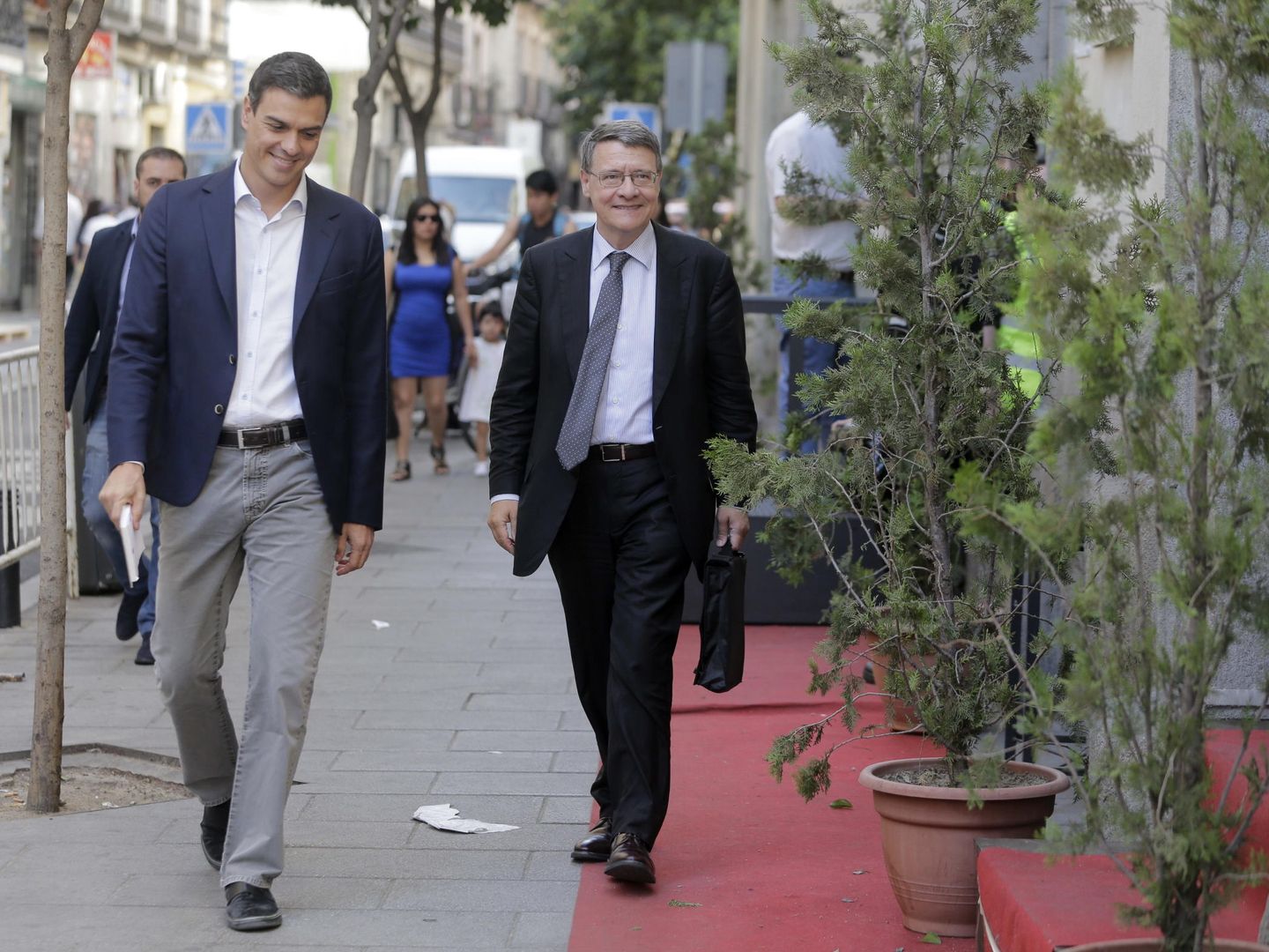 Pedro Sánchez y Jordi Sevilla, en una imagen de archivo. (EFE)