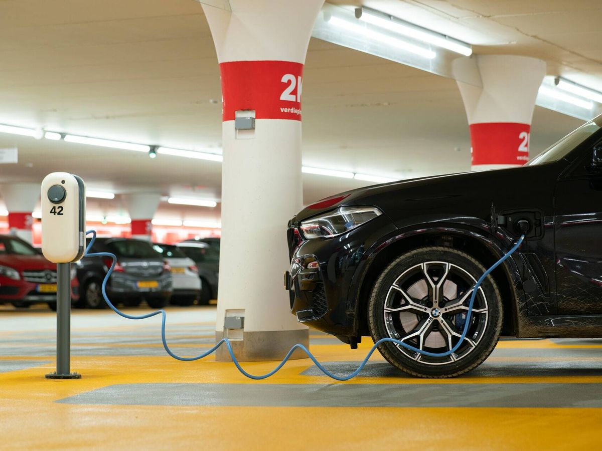 Foto: Un coche eléctrico recargando su batería en un estacionamiento 