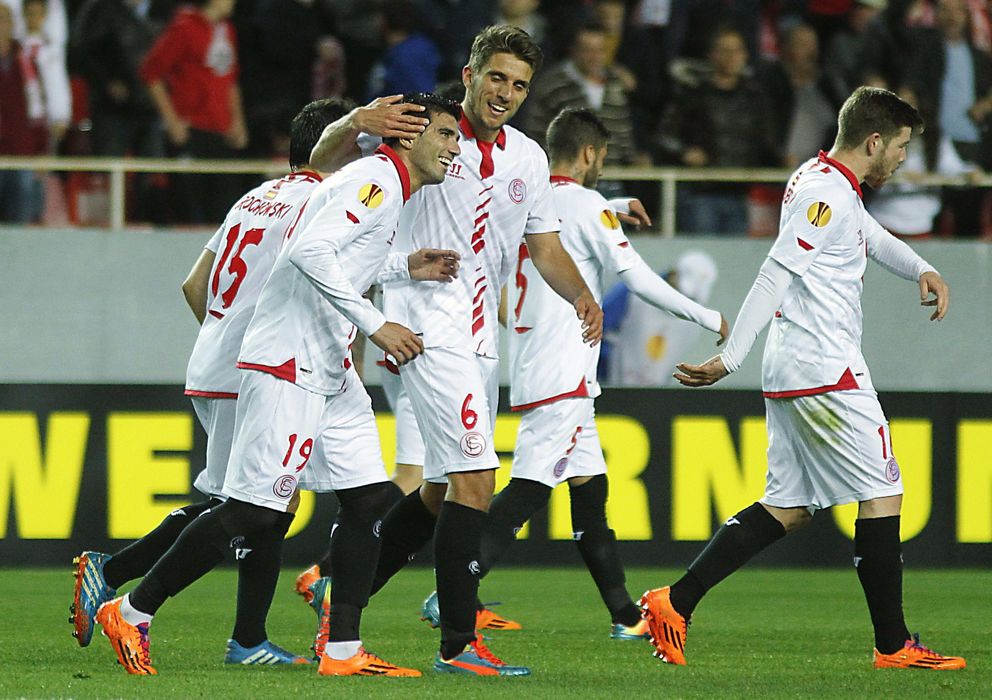 Foto: Reyes es felicitado por Daniel Carriço tras el primer gol del Sevilla (Efe).