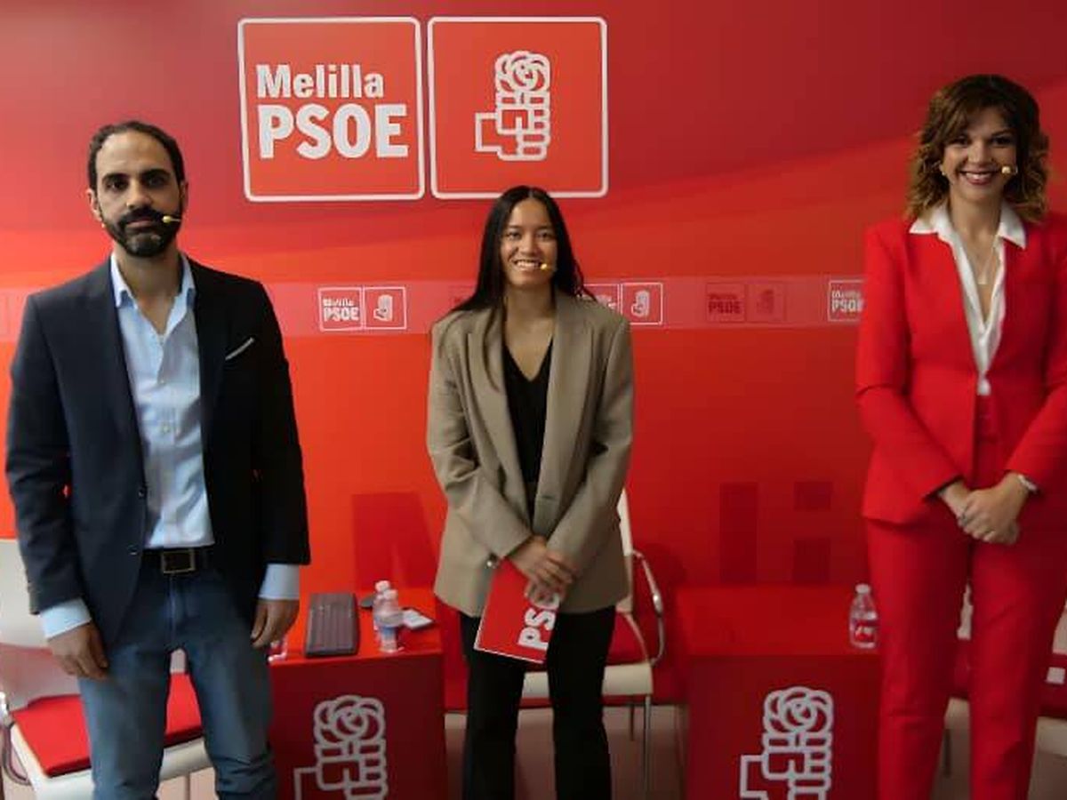 Foto: Manuel Vázquez y Sabrina Moh, candidatos a la secretaria general, se disponen a debatir ante la militancia. (PSOE)