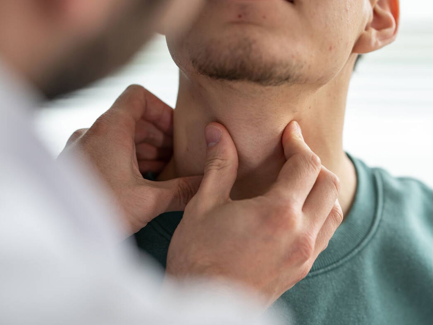 La palpación de la tiroides es lo primero que realizará el médico. (iStock)