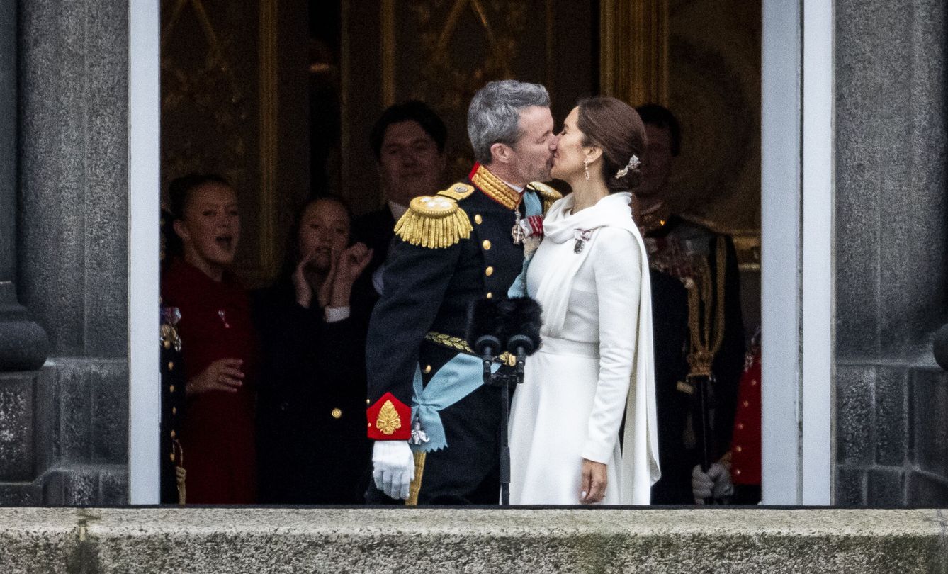 Mary y Federico se besan tras la coronación. (EFE)