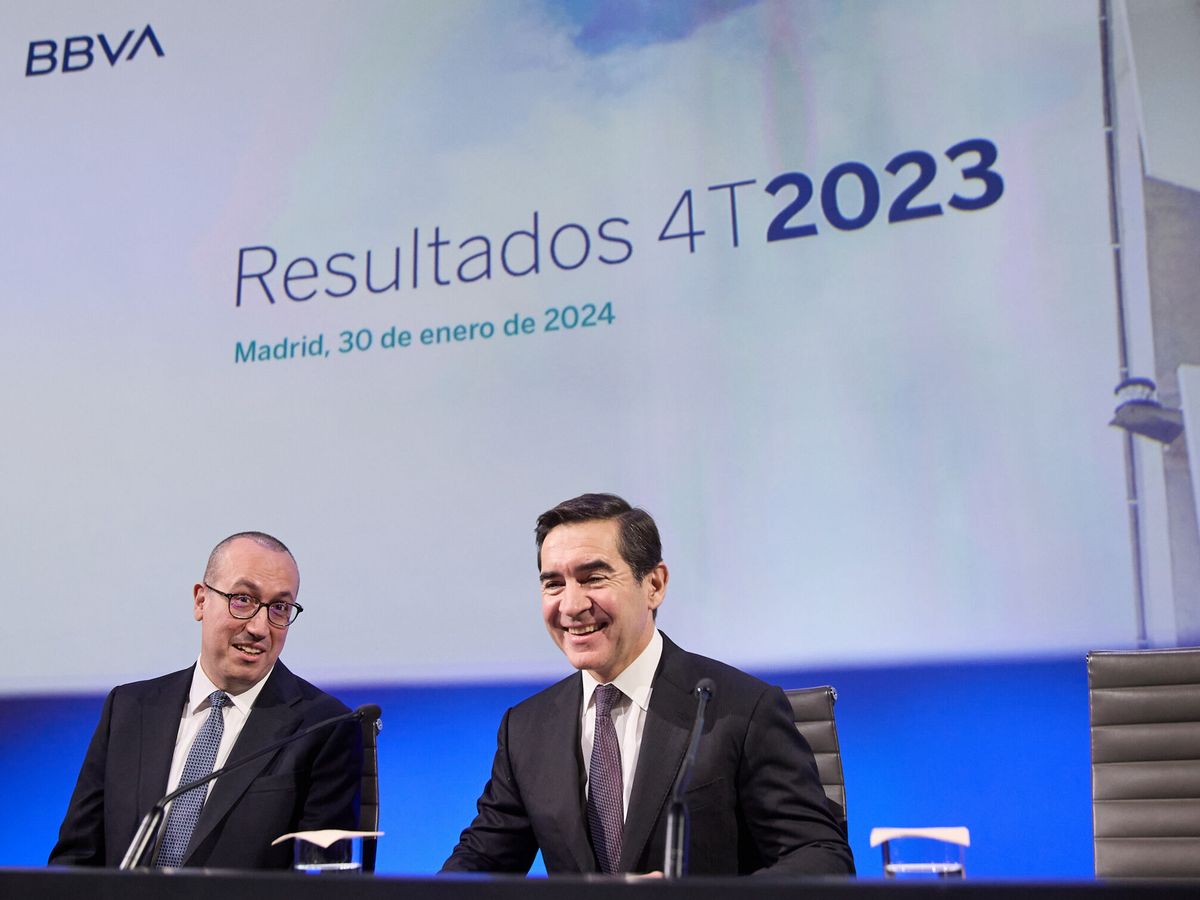 Foto: El presidente de BBVA, Carlos Torres Vila (i), y el consejero delegado, Onur Genç. (Europa Press/Jesús Hellín)