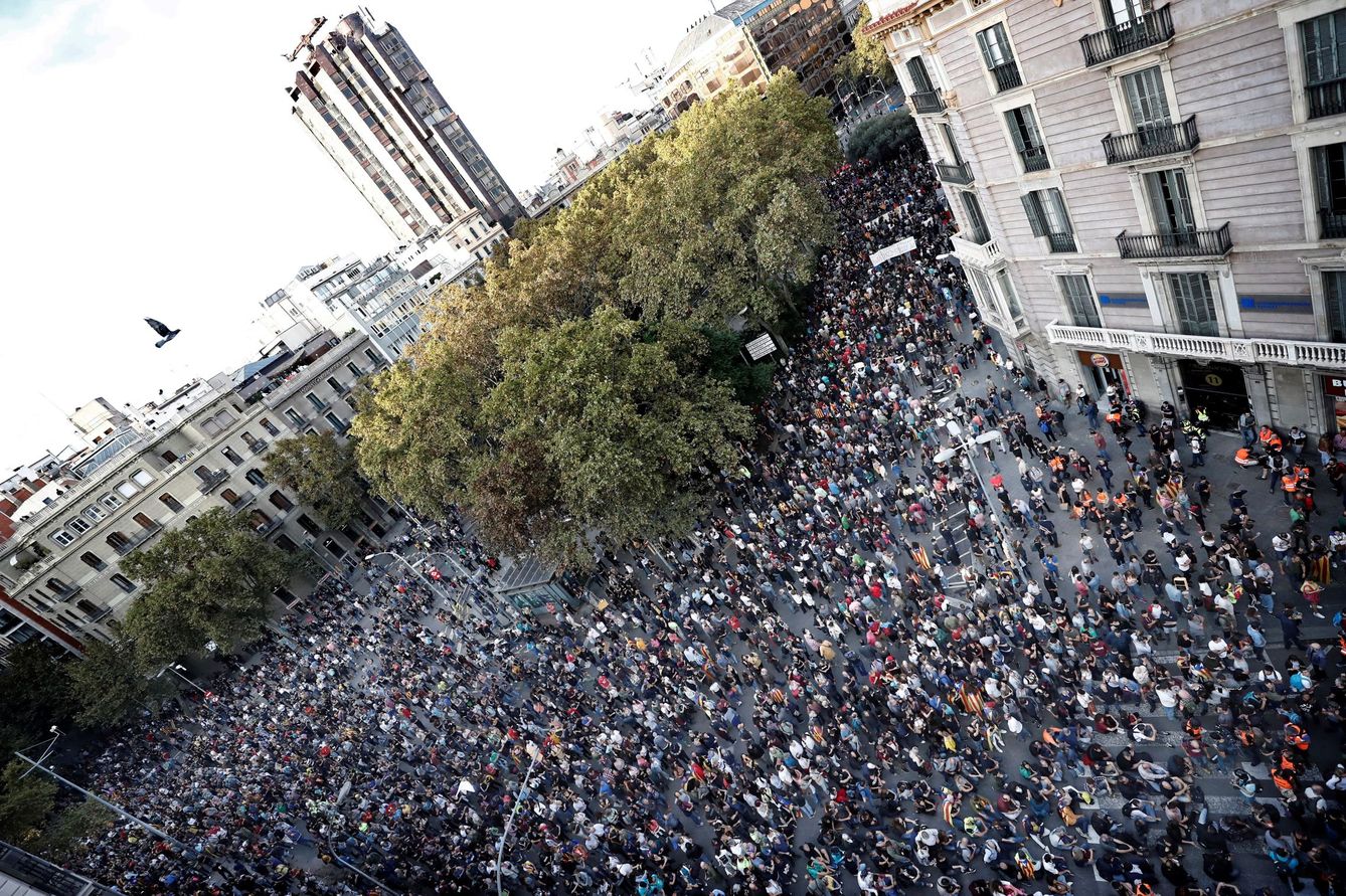 Miles de personas se concentran en la plaza de Urquinaona aunque la densidad de manifestantes ha bajado respecto a otras jornadas. (EFE)