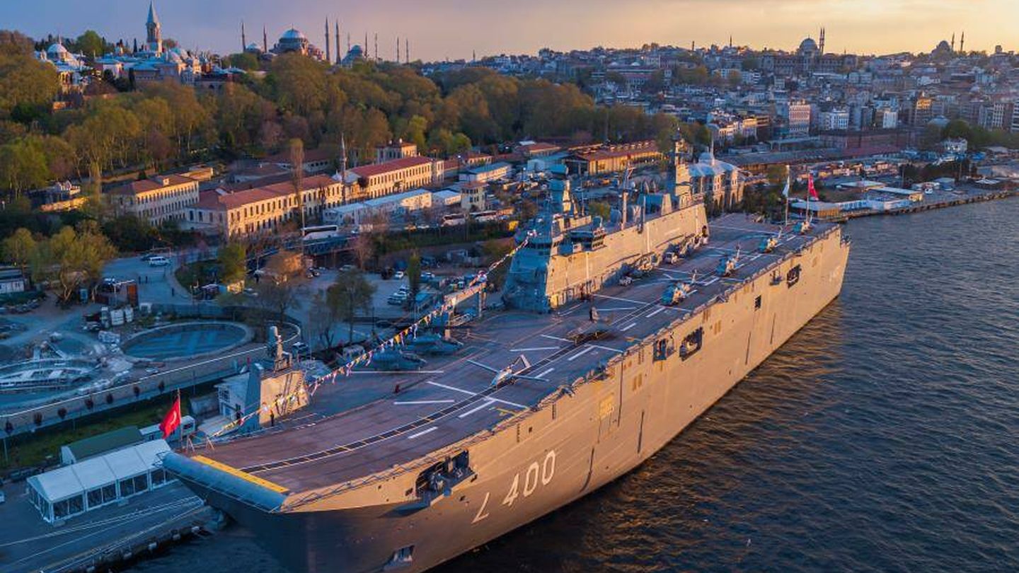 El buque turco  L-400 TCG Anadolu, desde el que, supuestamente, Turquía habría lanzado drones. (Türk Deniz Kuvvetleri)