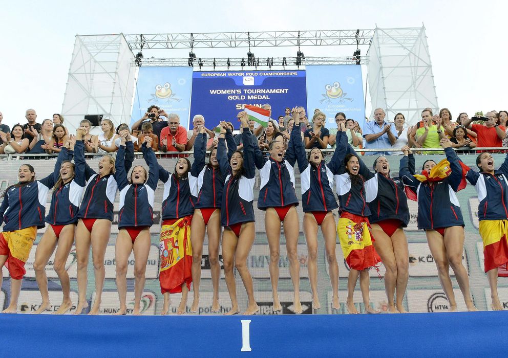 Foto: La selección española de waterpolo celebra la medalla de oro en los Europeos.