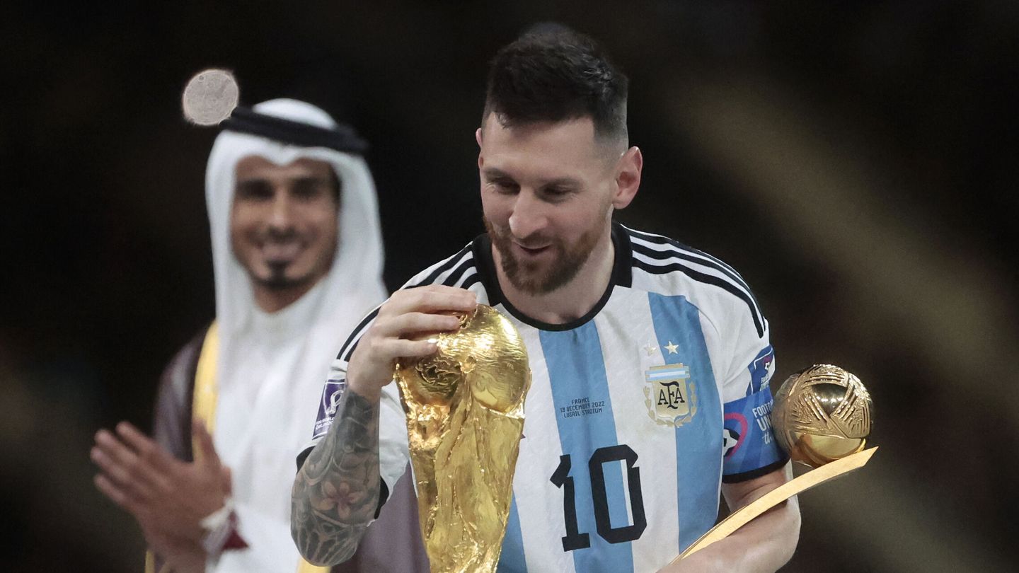 Messi acaricia la Copa del Mundo. (EFE/Yoan Valat)