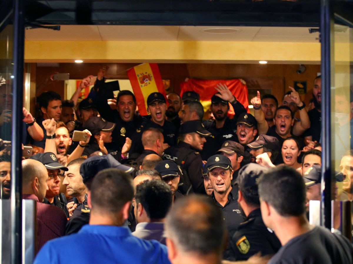 Foto: Policías nacionales son increpados por independentistas en la puerta de su hotel, en Pineda de Mar. (Reuters)